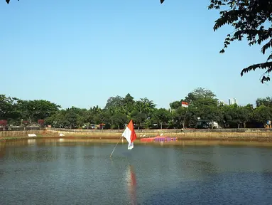 Bendera Merah Putih berdiri di tengah Waduk Cavalio, Jakarta, Jumat (4/10/2019). Dinas Sumber Daya Air DKI Jakarta mengalokasikan anggaran sebesar Rp 288,49 miliar pada 2020 untuk program naturalisasi sungai dan waduk guna mengatasi masalah banjir di Ibu Kota. (Liputan6.com/JohanTallo)
