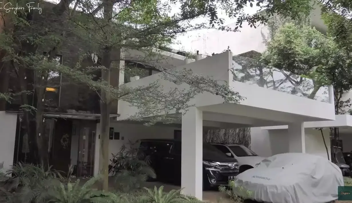 Namun rumah itu saat ini sedang disewakan demi memenuhi kebutuhan keluarga. [YouTube The Sungkars]