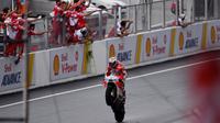 Pebalap Ducati, Andrea Dovizioso, melakukan selebrasi usai menjuarai balapan MotoGP Malaysia di Sirkuit Sepang, Minggu (29/10/2017). Dovizioso finis pertama dengan catatan waktu 44 menit 51,497 detik. (AFP/Manan Vatsyayana)