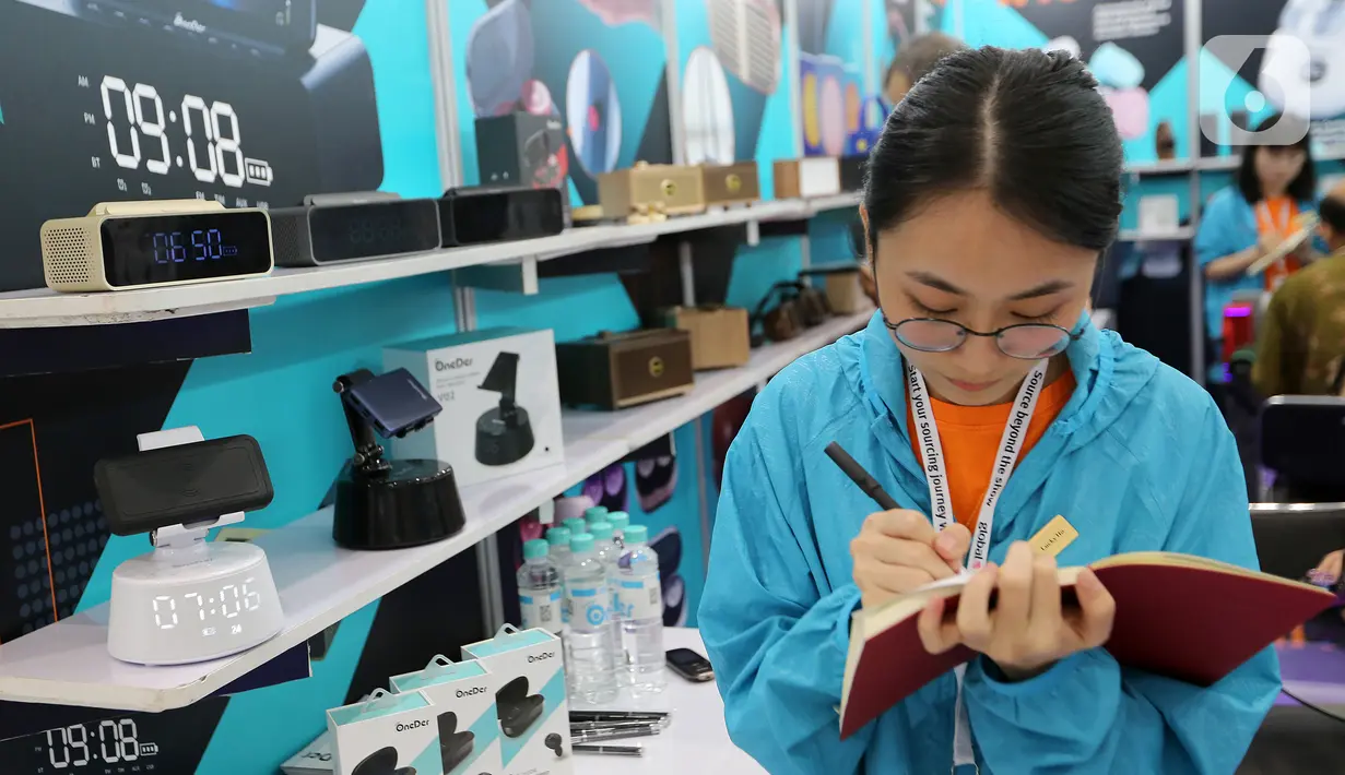 Penjaga pameran menunggu booth pada Global Sources Electronics Indonesia di JCC, Jakarta, Kamis (5/12/2019). Pameran yang mempertemukan pelaku bisnis di Indonesia dengan pemasok terbagi dalam produk elektronik, aksesoris seluler dan komponen elektronik. (Liputan6.com/Fery Pradolo)