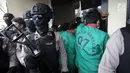 Sejumlah tersangka berbaris menghadap tembok saat ditampilkan dalam rilis pengungkapan 1,3 ton ganja di Polres Jakarta Barat, Kamis (4/1). (Liputan6.com/Arya Manggala)