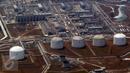 Suasana area kilang LNG Badak di Kalimantan Timur, Rabu (28/10). Pertagas terus melakukan terobosan dalam bisnis LNG yaitu dengan menggarap potensi pasar ritel LNG untuk industri tambang dan komersial di Kalimantan. (Liputan6.com/Immanuel Antonius)