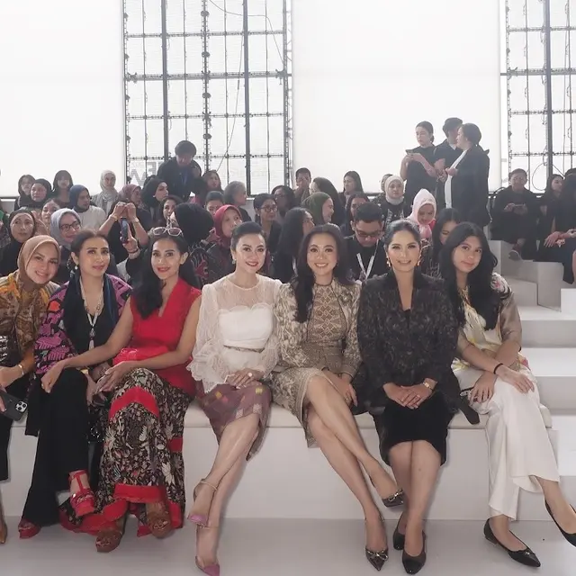 Adu Gaya Elegan Annisa Pohan dan Almira Tunggadewi di JFW 2025, Sama-sama Tampil Berkelas dengan Tenteng Tas Branded