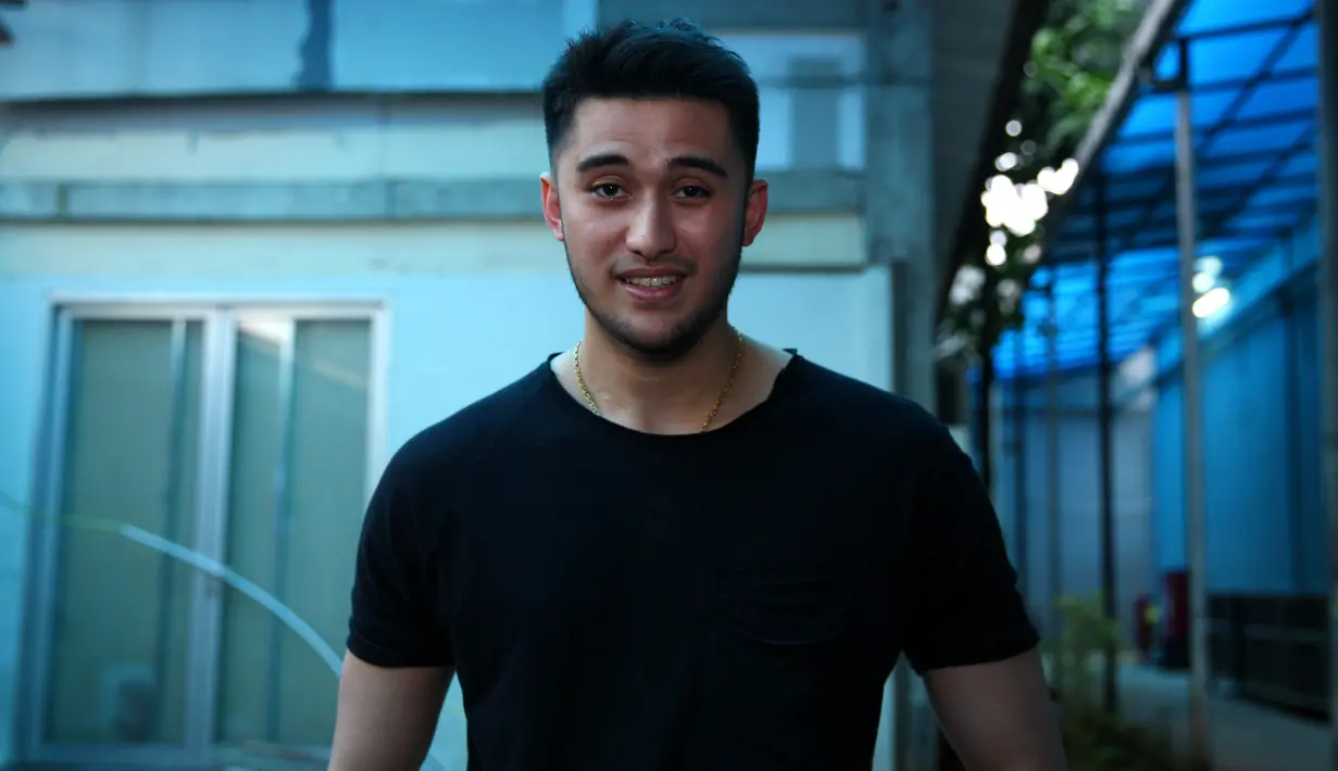 Di kawasan Tendean, Jakarta Selatan, Sabda Ahessa menceritakan kerinduannya serta rasa kecewa lantaran belum bertemu. Ia pun terus berdoa agar dirinya bisa bertemu dengan ayahnya, meski hanya lewat mimpi. (Nurwahyunan/Bintang.com)