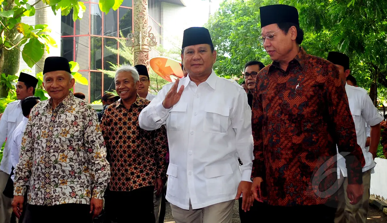 Tokoh senior PAN Amien Rais (kiri) dan Ketum Partai Gerindra, Prabowo Subianto saat tiba untuk menghadiri acara pelantikan pengurus pusat Partai Gerindra di kantor DPP Partai Gerindra, Jakarta, Rabu (8/4/2015). (Liputan6.com/Yoppy Renato)