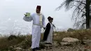 Keluarga Samaritan melakukan kegiatan ziarah tradisional di Gunung Gerizim, Nablus, (27/4).Anggota komunitas ini semakin lama semakin sedikit dan terancam punah  akibat kegiatan sosial mereka sendiri yang tertutup. ( REUTERS / Abed Omar Qusini)  