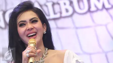 Syahrini membawakan sebuah lagu saat meluncurkan album baru bertajuk "Princess Syahrini", di Cinere Bellevue Mall, Cinere, Jawa Barat, Rabu (27/1/2016). Album "Princess Syahrini" adalah album ketiga Syahrini. (Liputan6.com/Herman Zakharia)