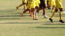 Bayangan pemain Sriwijaya FC saat berlatih di Stadion Utama Gelora Bung Karno, Senayan, Jakarta, Sabtu (17/10/2015) pagi WIB. (Bola.com/Nicklas Hanoatubun)