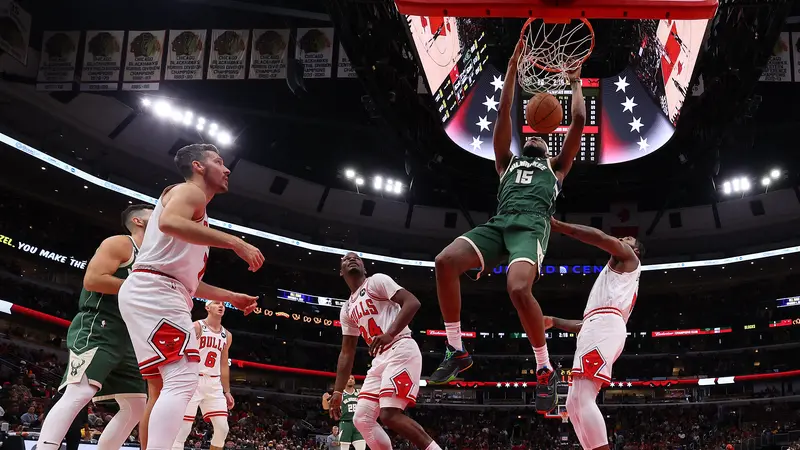 Pebasket Indonesia Marques Bolden melakukan dunk di pramusim NBA