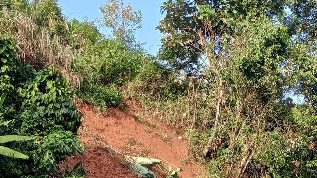 Akses utama yang menghubungkan Jampangtengah dan Lengkong di Kabupaten Sukabumi sempat terputus total akibat bencana tanah longsor.