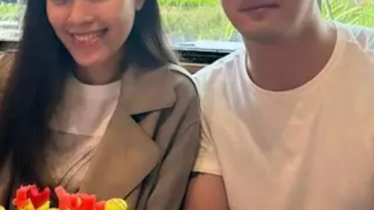 Bintang FTV ini juga memberikan kue ulang tahun untuk istrinya. Keduanya terlihat begitu bahagia.