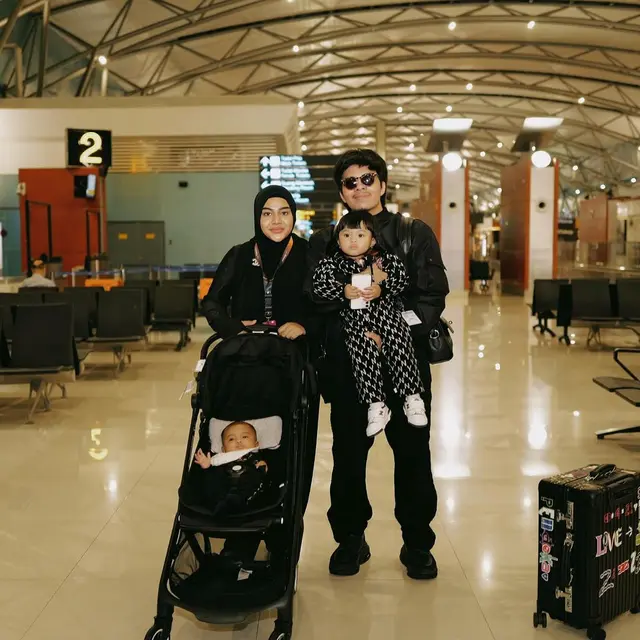 Atta Halilintar dan Aurel Hermansyah  Laksanakan Umroh Bersama, Jadi Kado Anniversary Terindah