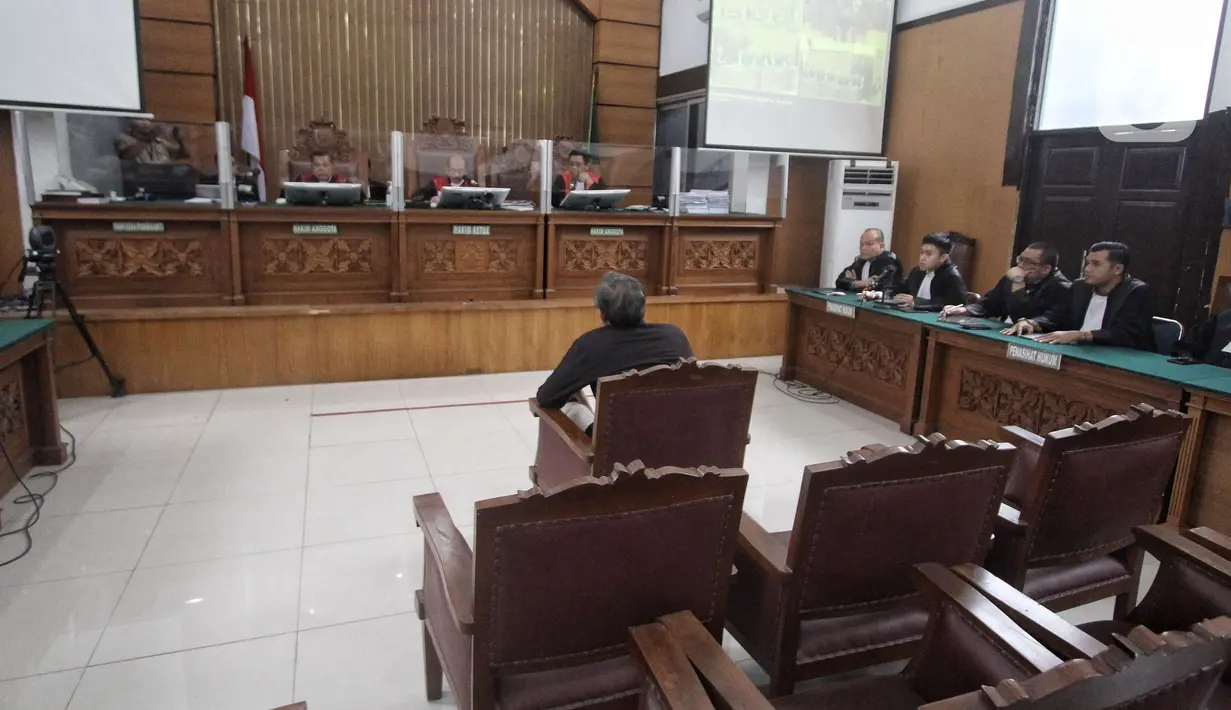 Terdakwa kasus obstruction of justice perkara kematian Nofriansyah Yosua Hutabarat alias Brigadir J, Agus Nurpatria mengikuti sidang vonis di Pegadilan Negeri Jakarta Selatan (PN Jaksel), Senin (27/2/2023). Agus Nurpatria juga dihukum membayar denda Rp 20 juta. Jika denda tidak dibayar, diganti dengan pidana kurungan selama tiga bulan. (Liputan6.com/Angga Yuniar)