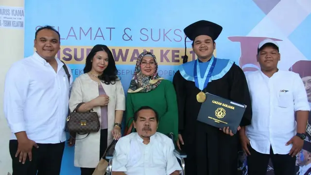 Mat Solar hadiri wisuda anaknya di Institut Teknologi Sepuluh November (ITS)