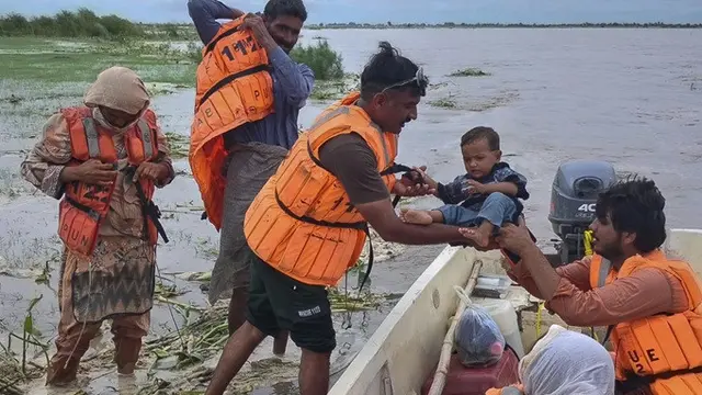 Petugas menyelamatkan warga dari dataran rendah yang tergenang akibat meluapnya Sungai Sutlej di Bahawalnagar, Punjab, Pakistan, Selasa (26/8/2025).