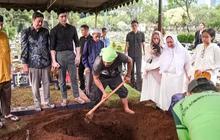 6 Potret Verrell Bramasta Bawa Keranda Mendiang Nenek ke Peristirahatan Terakhir, Tampak Tegar Menahan Air Mata Kesedihan