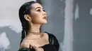 Ia memakai kalung choker dan cincin sebagai aksesori penyempurna [IG @sandrinna_11]