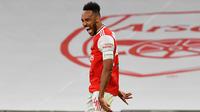 Penyerang Arsenal, Pierre-Emerick Aubameyang berselebrasi usai mencetak gol kedua ke gawang Manchester City pada pertandingan semifinal Piala FA di Wembley di London, Inggris, Sabtu, (18/7/2020). Arsenal menang 2-0 atas City.  (AP Photo/Justin Tallis, Pool)