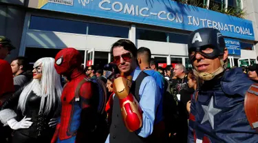 Para penggemar superhero menggunakan kostum Black Cat, Spider-Man, Iron Man dan Captain America saat mengikuti acara Comic-Con International di San Diego, California, Amerika Serikat, (21/7). (REUTERS/Mike Blake)