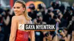 Scarlett Johansson tampil nyentrik saat menghadiri pemutaran perdana film Marriage Story di Venice Film Festival 2019. Ia mengenakan gaun merah berkilau sambil memamerkan tato di punggungnnya.