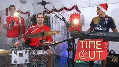Arsenal membentuk sebuah grup band untuk menyambut hari natal. Petr Cech, Nacho Monreal dan Alexis Sanchez mengisi band yang dibentuk yayasan Arsenal untuk didonasikan kepada orang yang membutuhkan.