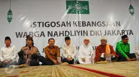 Cagub DKI Jakarta Basuki Tjahaja Purnama alias Ahok menghadiri Istighosah Kebangsaan warga Nahdliyin di Jakarta, Minggu (5/2). KH Nuril Arifin yang biasa disapa Gus Nuril (kedua kiri) turut mengikuti istigosah kebangsaan ini. (Liputan6.com/Angga Yuniar)