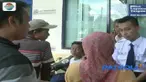 Puluhan nasabah berkerumun di depan kantor sebuah bank di Kediri. Mereka meminta pertanggung jawaban pihak bank, karena saldo mereka hilang tanpa sebab hingga Rp 10 juta.