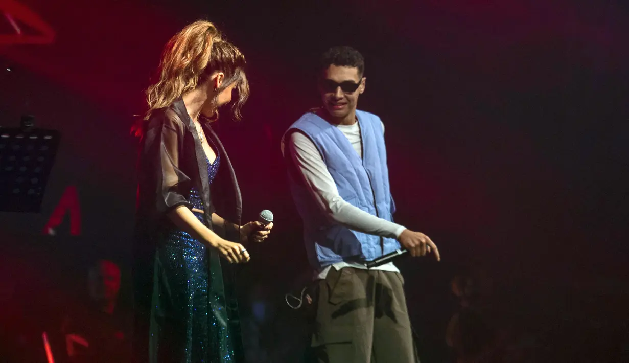 DJ sekaligus produser Amerika Serikat Marshmello (kanan) bersama bintang pop Lebanon Nancy Ajram membawakan single mereka "Sah Sah" pada seri konser Gamers8 di Riyadh, Arab Saudi, 11 Agustus 2022. Gamers8 adalah musim permainan besar-besaran yang berlangsung dari 14 Juli hingga 8 September di kerajaan gurun. (Nasser al-HARBI/AFP)