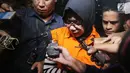 Tersangka anggota Komisi VII DPR RI Eni Maulani Saragih usai menjalani pemeriksaan dan menuju mobil tahanan di Gedung KPK Jakarta, Sabtu (14/7). Eni Maulani ditangkap KPK di Rumah Dinas Mensos Idrus Marham. (Liputan6.com/Johan Tallo)