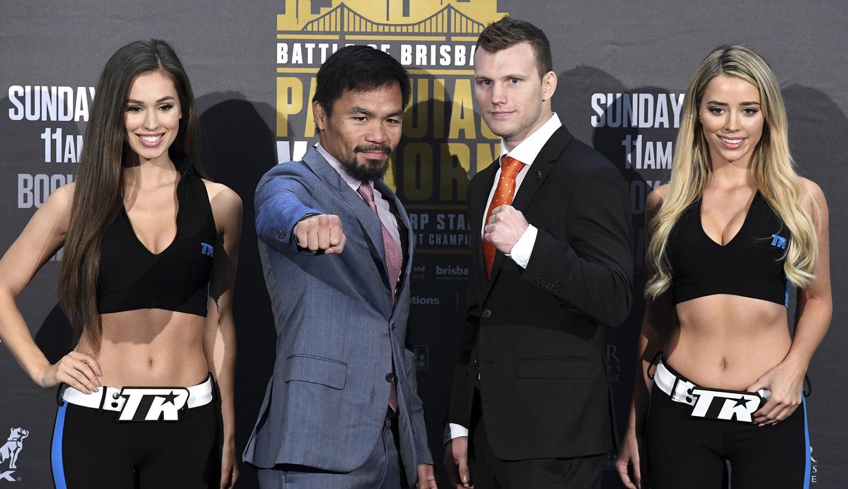 Petinju Manny Pacquiao dan penantangnya, Jeff Horn, berpose usai melakukan penimbangan berat badan di Brisbane, Australia, (1/7/ 2017). Keduanya akan bertarung memperebutkan sabuk juara kelas welter versi WBO. (EPA/Dave Hunt)