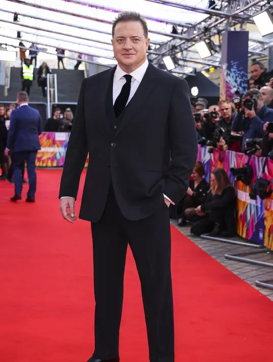 Brendan Fraser berpose untuk fotografer saat tiba untuk pemutaran perdana film 'The Whale' selama Festival Film London 2022 di London, Selasa, 11 Oktober 2022. Aktor 53 tahun itu yang telah mendapatkan pujian kritis untuk penampilannya dalam drama psikologis, tampil necis dengan setelan jas hitam. (Photo by Vianney Le Caer/Invision/AP)