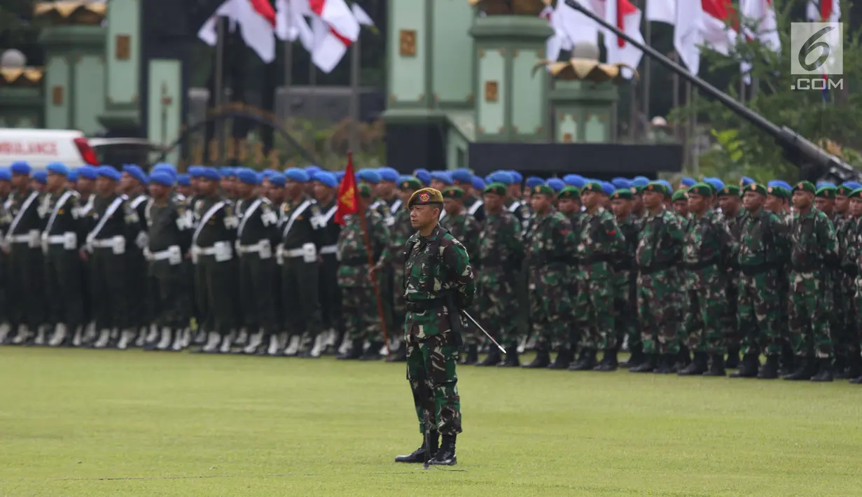 Prajurit TNI dari berbagai kesatuan bersiap Apel Bersama dalam Rangka Sertijab Pangdam Jaya/Jayakarta di Makodam Jaya, Jakarta, Kamis (31/1). Mayjen TNI Eko Margiyono menggantikan posisi Mayjen TNI Joni Supriyanto. (Liputan6.com/Helmi Fithriansyah)