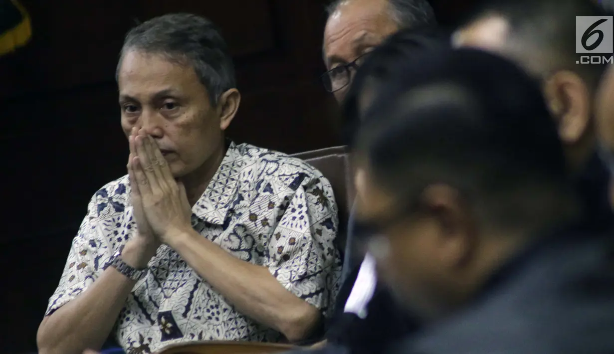 Terdakwa dugaan suap terkait persetujuan proyek pengadaan dua unit boiler berkapasitas 35 ton yang juga Mantan Direktur Produksi dan Teknologi Krakatau Steel, Wisnu Kuncoro saat menjalani sidang lanjutan di Pengadilan Tipikor, Jakarta, Rabu (28/8/2019). (Liputan6.com/Helmi Fithriansyah)