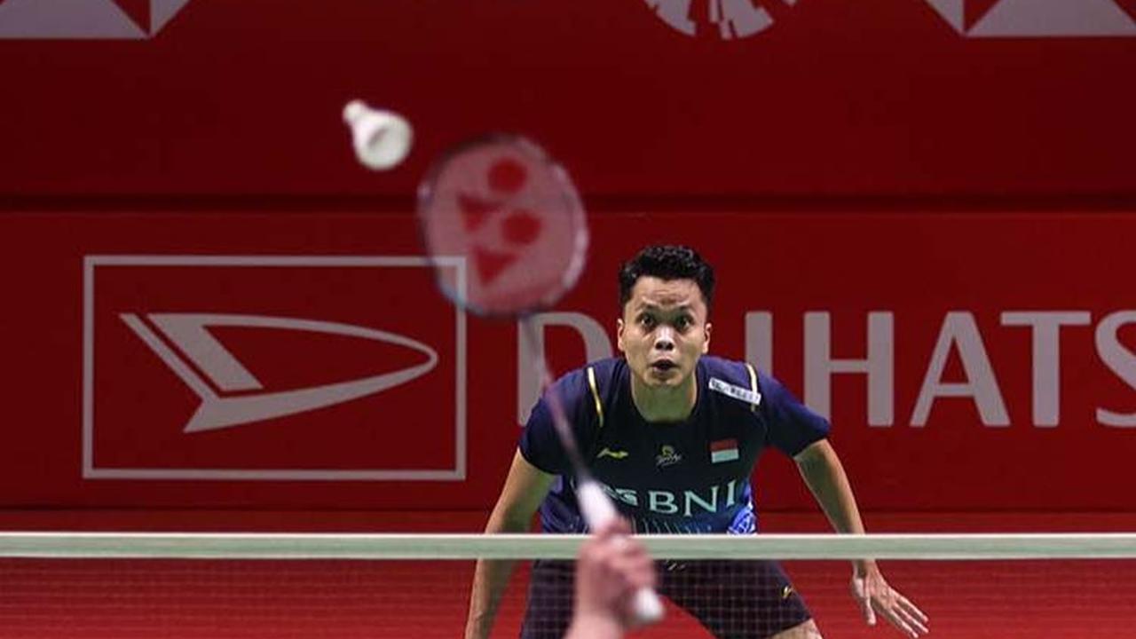 Anthony Ginting memulangkan Leong Jun Hao setelah mengandaskannya dengan skor 21-15 dan 21-17. Foto: Bola.com/M. Iqbal Ichsan