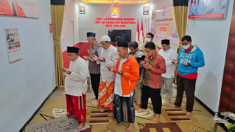 Kang Irwan memimpin salat gaib untuk korban meninggal dunia tragedi Kanjuruhan di kantor DPD PKS Kota Malang. (Istimewa).