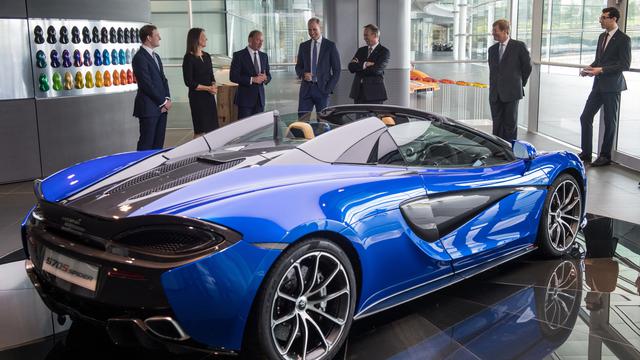 Gaya Pangeran William saat Cicipi Supercar McLaren 720S