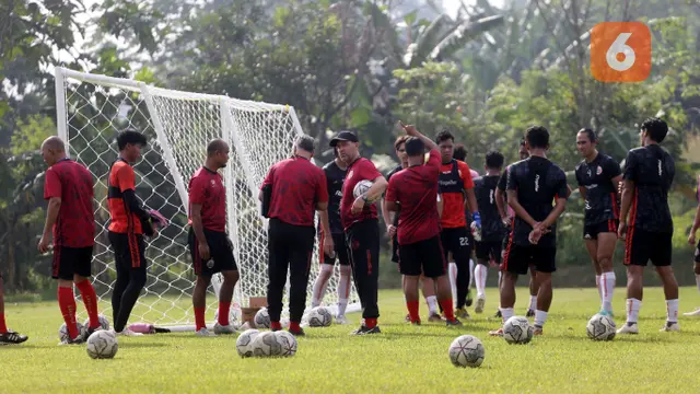 Pelatih Persija Thomas Doll, memimpin sesi latihan di Lapangan Nirwana Park, Bojongsari, Depok, Rabu (25/5/2022). (Bola.com/M Iqbal Ichsan)