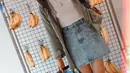 Begini padu padan kemeja dan shirt ala Olivia Jensen. Tampil menawan dengan bucket hat, sneakers dan Sling bag, pemain 'Cinta 2 Hati' ini memilih makeup natural agar lebih fresh pada penampilannya. Tambahan aksesoris kalung juga bisa bikin kamu makin eye catching.
(Liputan6.com/IG/@oliviajensen)