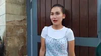 Ayu Ting Ting dan Keluarga Kompak Kenakan Busana Senada, Berikan Hak Suara di Pilkada 2024
