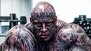 Jens Dalsgaard telah mentato penuh tubuhnya dan melakukan berbagai cara agar mirip tokoh kartun "The Beast" dalam cerita Beauty and The Beast. Pria asal Denmark ini setidaknya telah memiliki 40 tato yang menutupi wajahnya. (dailymail.co.uk)