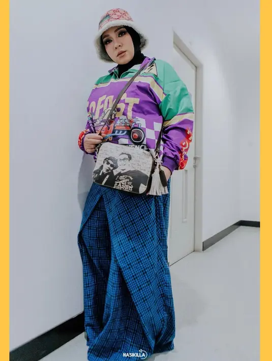 "Maksiat pastilah masih pengen maksiat ya, ngeliat itu lelaki-lelaki KPop. Terus ghibah pasti gak bisa, ya menutup aurat lah. Bukan berarti hijrah dalam arti gini, menutup aurat aja gitu. Itu yang bisa saya lakukan untuk Allah menutup aurat sama sholat," sambungnya. (Instagram/Melly_Goeslaw)