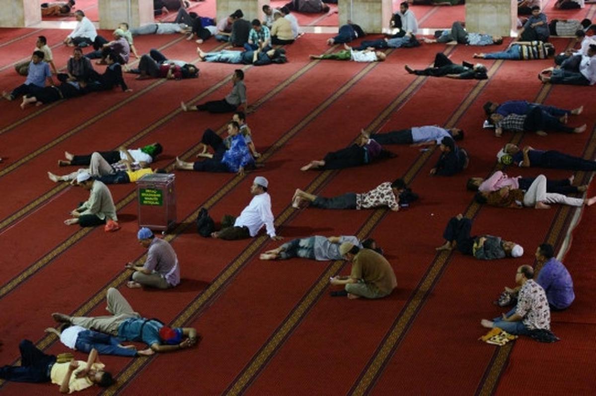 Ratusan jemaah tertidur usai Jumatan di Masjid Istiqlal