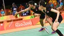 Pasangan Indonesia, Praveen Jordan/Debby Susanto saat beraksi di laga perdana Grup A cabang bulu tangkis nomor ganda campuran Olimpiade Rio 2016, Brasil, Kamis (11/8). (AFP PHOTO/Goh Chai Hin)