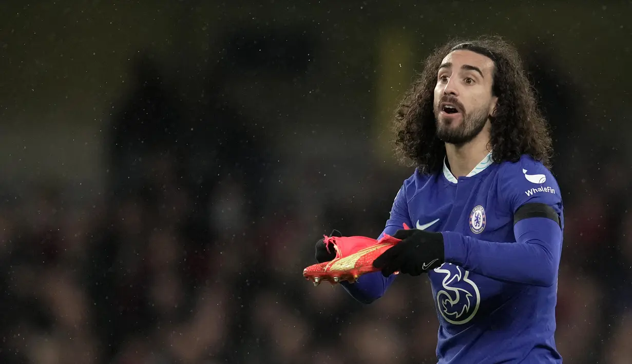 Sepatu kirinya ternyata robek di bagian samping setelah diangkat. Ia pun bergegas untuk berlari ke luar lapangan menuju bench. (AP/Kin Cheung)