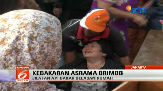 Wanita yang menghuni Asrama Brimob Cipinang ini menangis menyaksikan tempat tinggalnya hangus dilalap api.