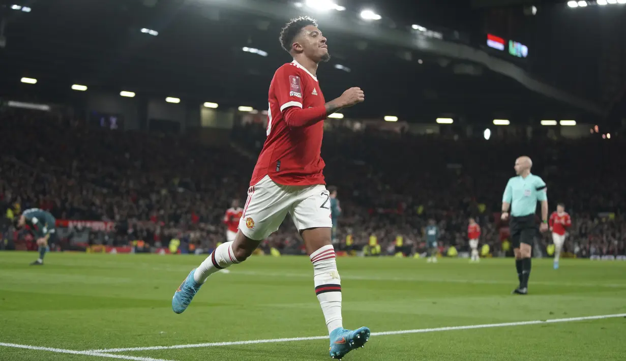 Gelandang Manchester United, Jadon Sancho berselebrasi usai mencetak gol ke gawang Middlesbrough pada putaran keempat Piala FA 2021/2022 di stadion Old Trafford di Manchester, Inggris, Sabtu (5/2/2022). MU kalah lewat adu penalti 7-8 dari Middlesbrough. (AP Photo/Jon Super)