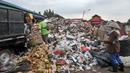 Pemulung mengambil sampah di tempat pembuangan sampah (TPS) di Blok C Pasar Minggu, Jakarta, Minggu (30/4). DPRD DKI meminta pemindahan TPS dekat Lokasi Binaan (Lokbin) Blok C Pasar Minggu dipercepat karena tidak layak. (Liputan6.com/Yoppy Renato)