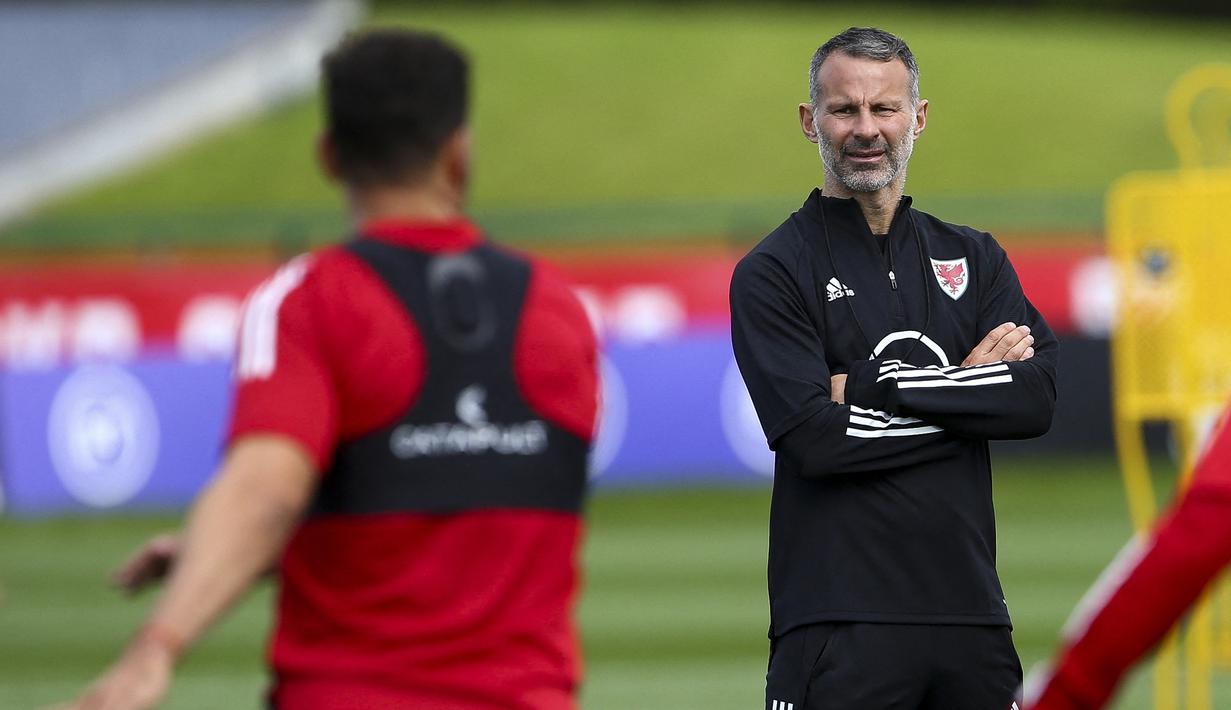 Ryan Giggs. Gelandang Wales ini total 23 tahun ditangani Alex Ferguson mulai 1990-2013. Usai Ferguson pensiun pada 2013, ia sempat menjadi caretaker pelatih pada akhir musim 2013/2014 menggantikan David Moyes yang dipecat. Kini menukangi Timnas Wales sejak Januari 2018. (Foto: AFP/Geoff Caddick)