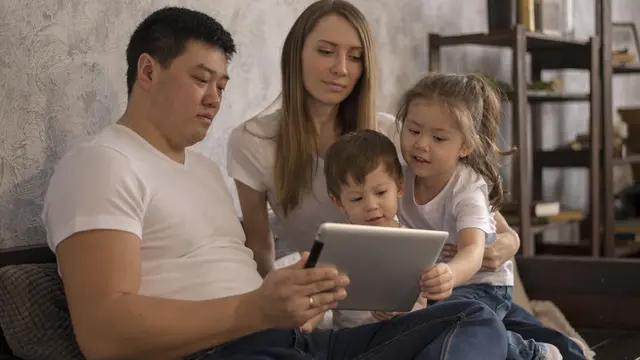 Parenting Style Ala Gen Z vs Milenial, Mana yang Lebih Efektif dalam Mendidik Anak? (photo by freepik.com)