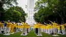 Sekelompok orang saat melakukan meditasi Falun Gong sebelum aksi menentang pemerintah China, di luar Balaikota Los Angeles, California, Kamis (15/10). Presiden China Xi Jinping akan melakukan kunjungan kenegaraan di Washington. (REUTERS/Lucy Nicholson)